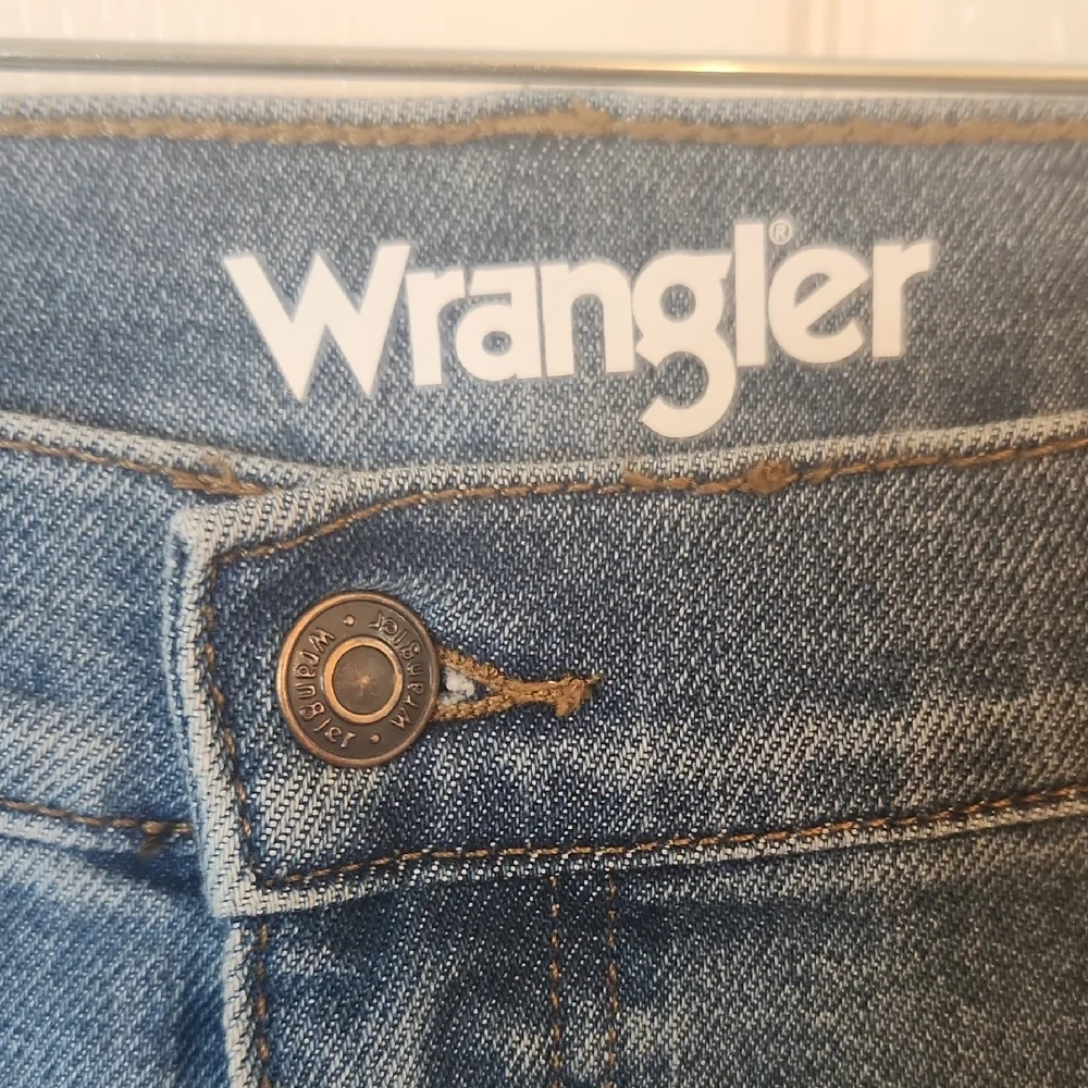 Wrangler Men's Light Washed  Blue Straight Leg Regular Fit Jeans Size 38x29